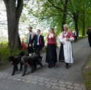 Kronprinsfamilien vandrer nedover alleen på Skaugum. Foto: Lise Åserud / NTB scanpix